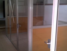 mampara divisoria de oficinas con perfileria de aluminio. vidrio 3+3 laminar. foto1_576x768.jpg